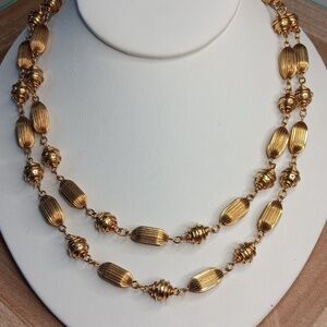 Vintage gold-tone metal ribbed and wire cage chunky bead necklace